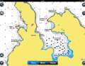 Dieselbe Bucht bei Navionics: es wird schon einmal klar, dass hier sehr viele Bojen ausliegen. Weitere Infos sind abrufbar über User Kommentare der Navionics Community und über das Hafensymbol. Die Infos sind sehr gut 