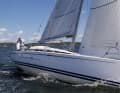 Convenient: The freeboard of the Arcona 380 is comparatively low. The low pulpit is unusual; it is also shaped in such a way that the foresail can hardly get caught behind it
