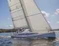A Swedish dream: The Arcona 380 under full sail in the archipelago. The jibs are on the outside, there are no overlapping headsails, but the rig is correspondingly higher