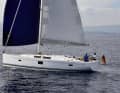 Hanse 455: gestreckte Linien, kantiger Aufbau und große Fenster auch im Rumpf