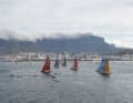 Flaute am Start. Mapfre beginnt perfekt, Abu Dhabi bleiobt stehen