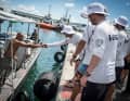 L'equipaggio lascia il peschereccio che li ha portati a Mauritius
