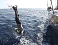 Un giorno prima del traguardo, Daryl Wislang, membro dell'equipaggio di Abu Dhabi, si è gettato in mare per raccogliere i rifiuti dal bordo anteriore della chiglia.