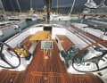 Les grands winchs d'écoute de grand-voile et de trim sont facilement accessibles pour le barreur.