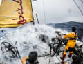 Schweres Wetter auf dem Weg nach Brasilien. Die Azzam schiebt sich unter Reff durch die Welle