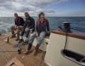 Das Cockpit ist nach achtern offen und weitgehend unverbaut. Das schafft Platz für die Crew zum Arbeiten