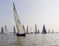 Start zur Sundowner-Wettfahrt. "Pax" startet perfekt in den Abend