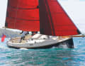 Les voiles sont disponibles de série soit en brun, soit en crème. Les toiles en dacron proviennent d'un voilier régional.