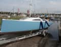 Sans aucun problème. Une rampe suffit pour la mise à l'eau et la sortie de l'eau. Une grue n'est pas absolument nécessaire