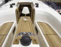 Une lampe au lieu d'un élément de commande : l'écoute de grand-voile est passée de la table au toit de la cabine