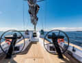 Le rangement est bien fait. Le barreur peut certes atteindre le palonnier et le panneau hydraulique, mais il doit se concentrer sur le pilotage.