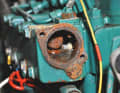 Corrosion

 Les moteurs à simple circuit de refroidissement rouillent souvent de l'intérieur vers l'extérieur. Après une vingtaine d'années, il est généralement nécessaire de les remplacer. Les moteurs à double circuit de refroidissement durent plus longtemps.