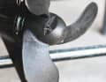 The propeller rarely looks as sleek as this new drive. Damage to the edges should be smoothed out with a file to prevent cavitation. In general: To avoid scratches, the outboard motor should be folded up a few metres before reaching the beach. Every model today has such a folding mechanism