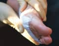 Sécuriser le support avec un non-tissé de fixation. Pour éviter que l'humidité ne pénètre à l'extérieur, il doit être imperméable. Il n'est cependant pas étanche, il ne faut donc pas se baigner avec.