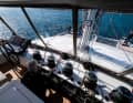 Dort oben hat die Crew guten Überblick nach vorn und Räder sowie Fallen und Schoten im Griff