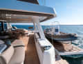 The veritable tender is lifted out of the water electro-hydraulically with the bathing platform