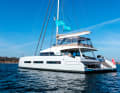 Mit der nochmals überdachten Flybridge baut die Lagoon Seventy 7 recht hoch auf