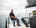 Unique en son genre ! Poste de pilotage en position haute et tout à fait à l'extérieur - on peut ainsi ramer en étant assis ; pour barrer debout, il y a une position...