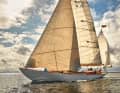 Mit mehr als 200 Quadratmeter Tuch macht das 30 Tonnen schwere Schiff aus Stahl auch bei Leichtwind gute Fahrt
