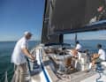 Cockpit central avec deux postes de pilotage. L'homme de barre est bien protégé tout en ayant une vue d'ensemble parfaite.