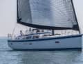 Light wind booster. The Code-Zero from Elvstrøm, which can be rolled away by a furler invisibly integrated into the bowsprit, kept the Hallberg-Rassy 50 running when others were already parking up