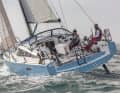 Si l'on enlève la table et le pare-brise, le cockpit correspond à celui d'un racer - le barreur peut parfaitement manœuvrer l'écoute de grand-voile et le chariot.