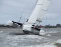 Der kleine Trimaran verträgt viel Druck. Dabei kommt schon mal der Mittelrumpf etwas aus dem Wasser. Das Dreibein bleibt aber dennoch gut kontrollierbar
