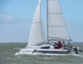 Im Test bei teilweise über 25 Knoten Wind ist ein Reff im Groß erforderlich. Das Handling bleibt übersichtlich und einfach