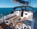 Clear cruising orientation. Mainsheet, halyards and trim lines are operated at the front of the companionway. The winches for the genoa sheets can also be reached by the helmsman. A tarp bracket above the cockpit is available as an option