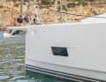 Playful look. Recesses at the rear of the built-in hull windows. They also ensure less turbulence