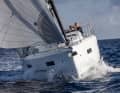 Kräftige Formen. Auffällig ist vor allem die sehr voluminöse Front der Sun Odyssey 380