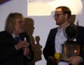 Dirk Mennewisch (à droite) reçoit le prix TO des mains du deuxième président de TO, Egon Lutomsky, au nom de Boris Herrmann.