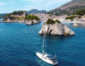 Yacht vor der Stadt Parga am Festland. Ein schöner Stopp für den Rückweg