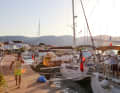 Le port de la ville de Sami sur l'île de Céphalonie dans la lumière du soir. Sur le rivage, de nombreuses tavernes et bars