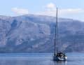 Segelyacht am Fuß der Berge des Festlands bei Palaraios
