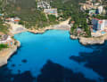 La Cala Domingos, à l'est de l'île. Son charme n'apparaît que lorsque l'on se trouve juste avant la zone de baignade.