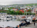 Der Hafen von Tórshavn. Auch der „FreiKerl“ liegt an einem der Stege (graue Aluyacht mit roter Baumpersenning)