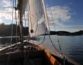 La yole de randonnée "Dulcibella" avance prudemment à tâtons dans l'archipel. La navigation n'est pas sans difficulté !