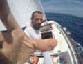 Selfie in mare. In mare, lo skipper di solito non lascia la sua cabina, ma si limita a sporgere la parte superiore del corpo.