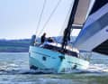 Une apparence puissante. L'Oyster 495 est un bateau très volumineux. La construction massive de la cabine avec le bandeau de fenêtres tout autour est typique de la marque.
