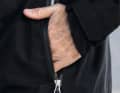 Die lange Jacke ist mit seitlichen Taschen inklusive einer Drainage versehen