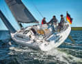 First 36 Le jeune sauvage. Le First 36 de Beneteau en France représente un design de yacht moderne et radical. Sa large poupe et ses deux safrans en sont la preuve.