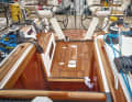 Arcona 385 Kompaktes Layout, klare Strukturen. Teakholz  im Cockpit gibt es nur gegen Aufpreis