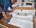 Arcona 385 Cockpittisch und Stützen lagern in einem Fach im Plichtboden