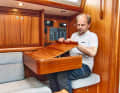 Arcona 385    Flexible Lösung mit einem verschiebbaren Kartentisch. Sitzposition in Fahrtrichtung