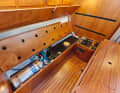 Faurby 370    Die Speicher für Diesel und Wasser sind zentral im Salon eingebaut, optional aus Edelstahl