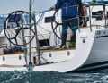 Arcona 385 L'échelle de bain massive reste relevée en cours de route. La poupe est clairement étagée