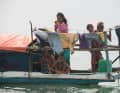
Supachai Veerayutthanon ,Thailand, 1. Platz 

Die Bajau verbringen seit vielen Generationen, von der Geburt bis zum Tod, von jung bis alt, ihr ganzes Leben auf ihren Booten. Sie sind weder Bürger der Philippinen noch Indonesiens oder Malaysias. Das Meer ist ihr Geburtsort und ihr einziges Zuhause auf Erden.