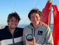 Raphaël Censier (der Konstrukteur) und Erwan Censier (der Bootbauer) haben mit ihrem neuen Foiler schon 23,5 Knoten Speed erreicht