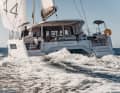 Les postes de pilotage sont installés à l'arrière, au niveau du plancher du cockpit.